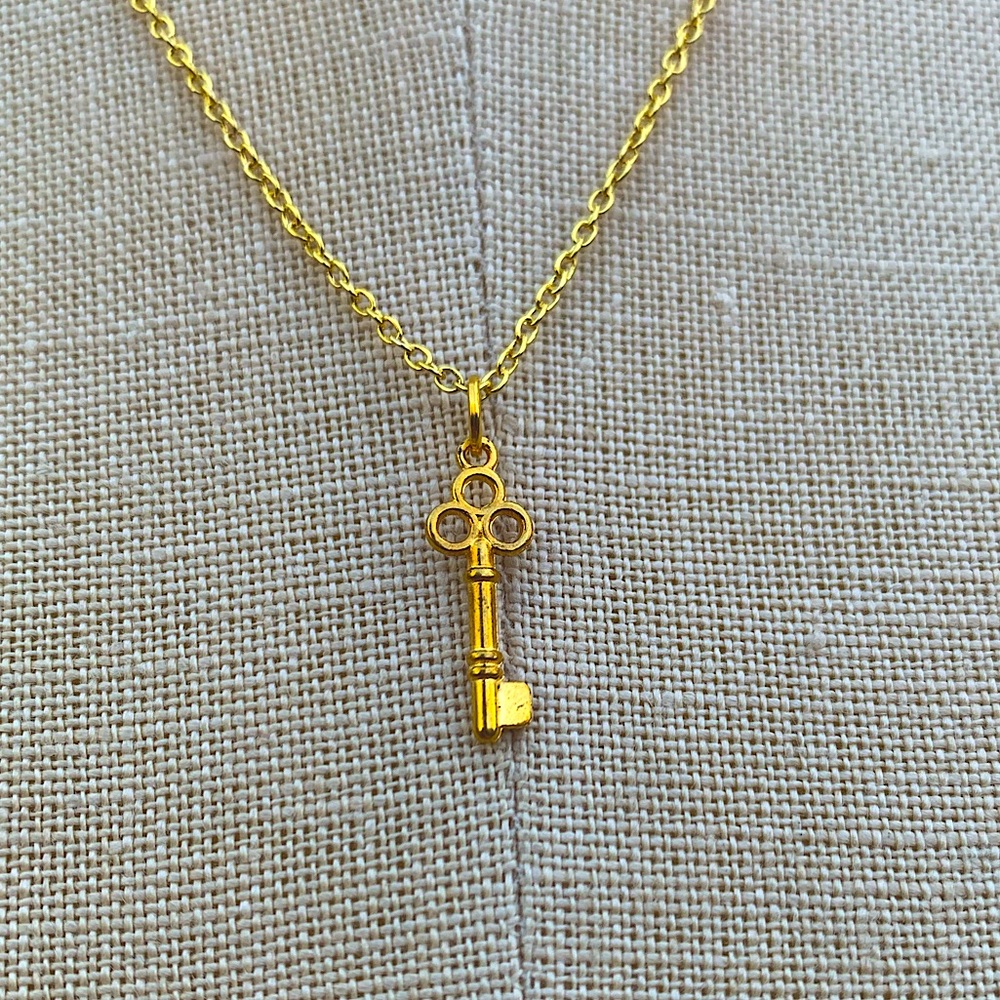 NWT Sterling Silver Plated 2-Tone Gold Chain & Mini Key Charm Necklace - Picture 1 of 15